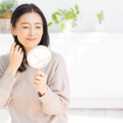 スキンケアをする50代女性