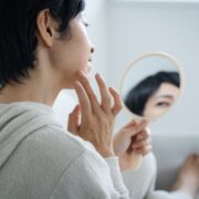 セルフマッサージをする50代女性