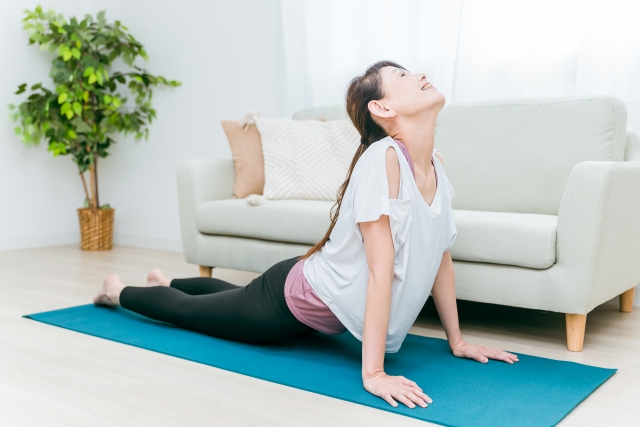 ストレッチする50代女性