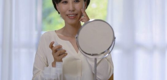 化粧水を付ける50代女性
