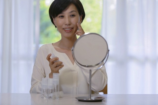 化粧水を付ける50代女性