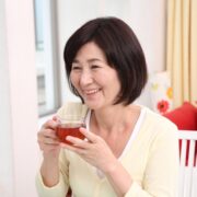 フェイシャルを続けている50代女性