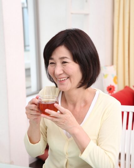フェイシャルを続けている50代女性