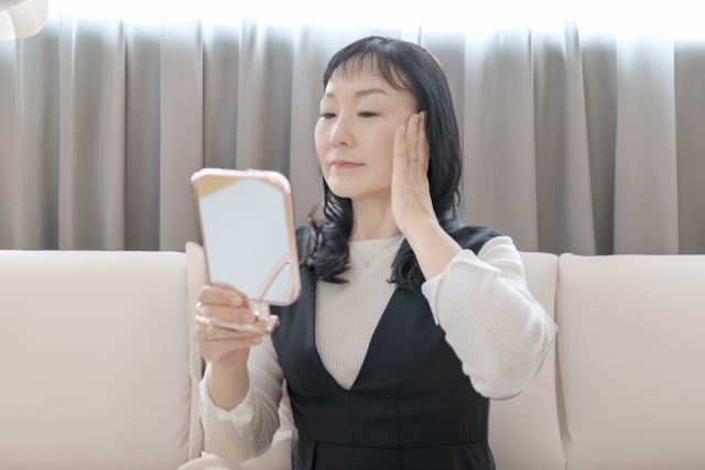 スキンケアする50代女性