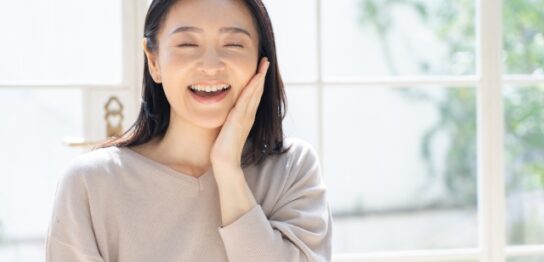 スキンケアをする50代女