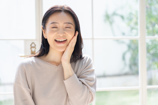 スキンケアをする50代女