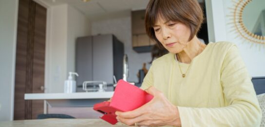 スキンケアをする50代女性