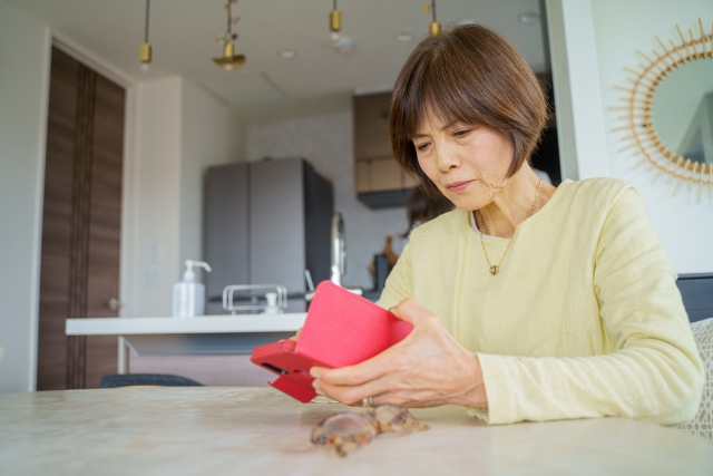 スキンケアをする50代女性