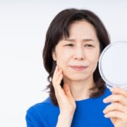 スキンケアをする50代女性