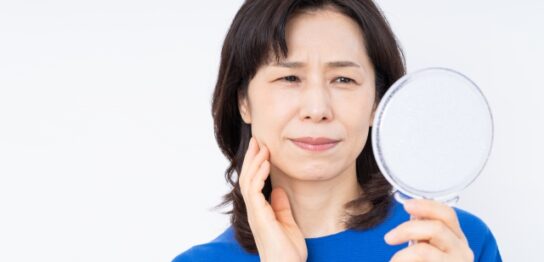 スキンケアをする50代女性