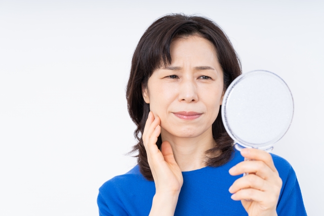 スキンケアをする50代女性