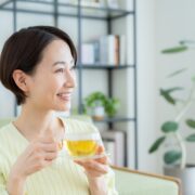 スキンケアをする50代女性