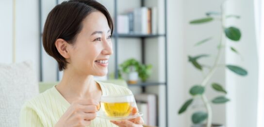 スキンケアをする50代女性