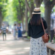 スキンケアをする50代女性