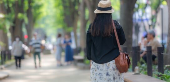 スキンケアをする50代女性
