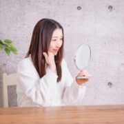 スキンケアをする50代女性