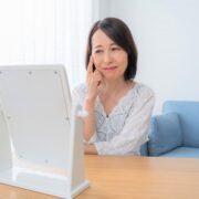 スキンケアをする50代女性