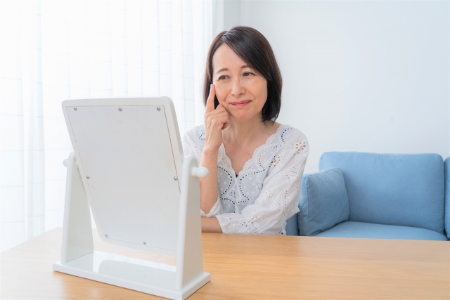 スキンケアをする50代女性