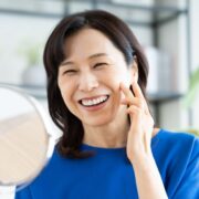 スキンケアをする50代女性