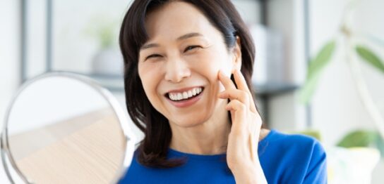スキンケアをする50代女性