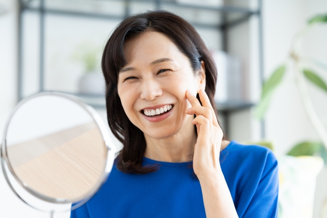 スキンケアをする50代女性