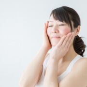 スキンケアをする50代女性