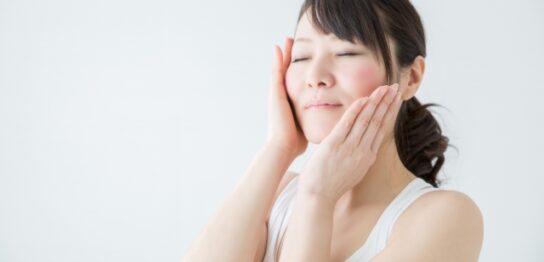 スキンケアをする50代女性