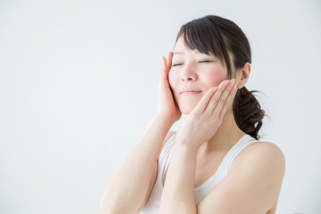 スキンケアをする50代女性