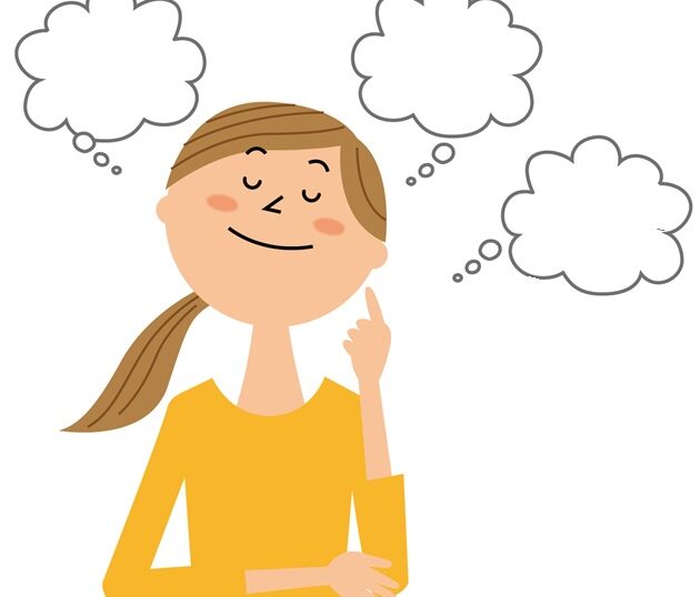 スキンケアする50代女性