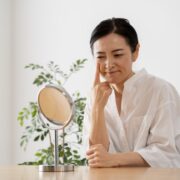 スキンケアする50代女性
