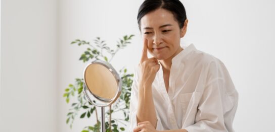 スキンケアする50代女性