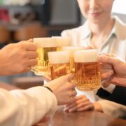 スキンケアをする50代女性