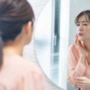 スキンケアをする50代女性