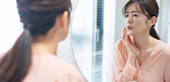 スキンケアをする50代女性