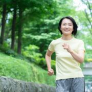 スキンケアをする50代女性