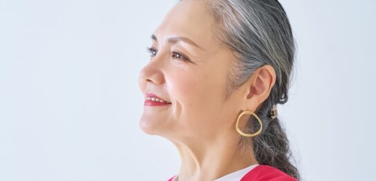 スキンケアをする50代女性