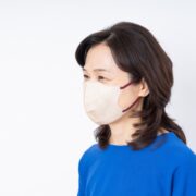 スキンケアをする50代女性