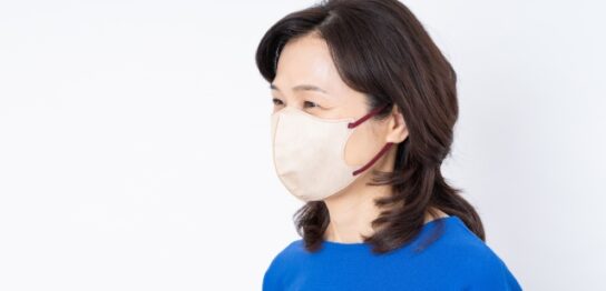 スキンケアをする50代女性