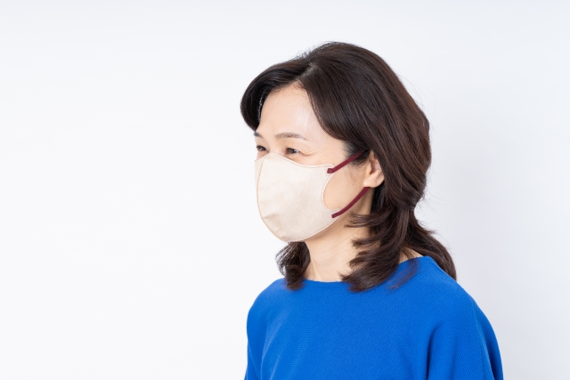 スキンケアをする50代女性