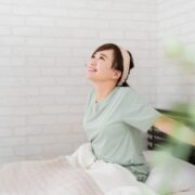 スキンケアする50代女性