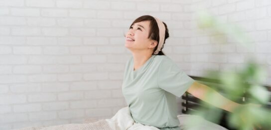 スキンケアする50代女性