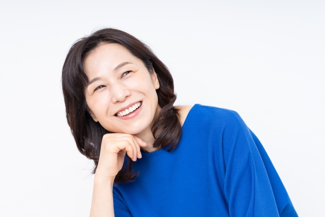 スキンケアをする50代女性