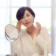 スキンケアをする50代女性