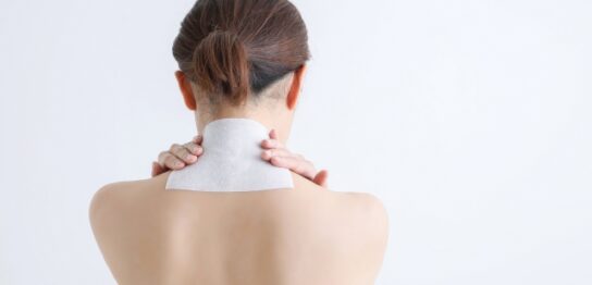 スキンケアをする50代女性