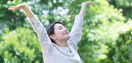 スキンケアをする50代女性