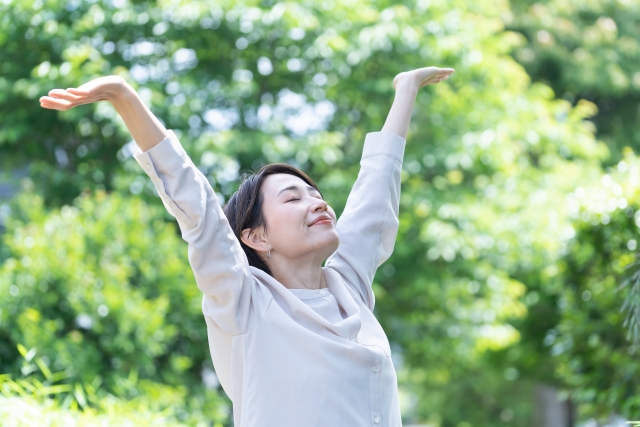 スキンケアをする50代女性