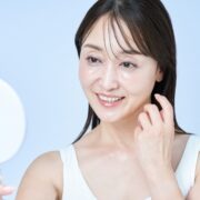 スキンケアをする60代女性