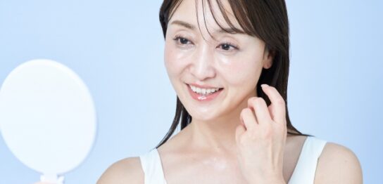 スキンケアをする60代女性