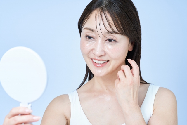 スキンケアをする60代女性