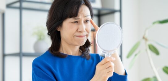 スキンケアをする50代女性